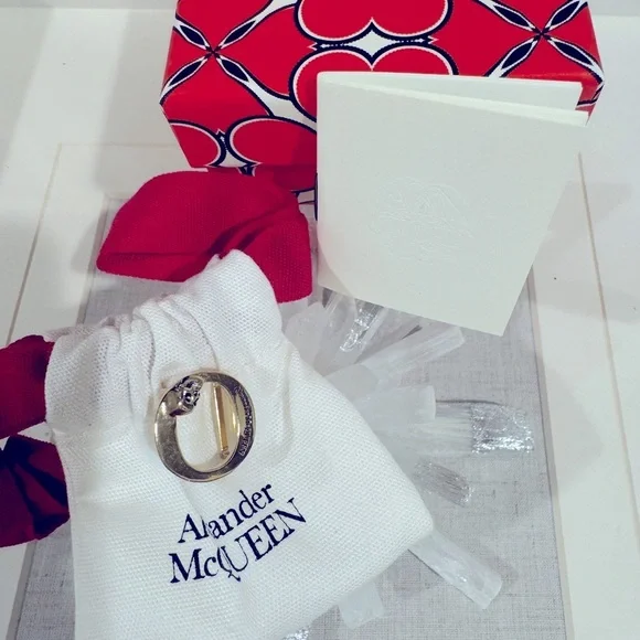 NEW Alexander McQueen Alphabet Skull Sneaker Charm in Gold “Letter O”. - Picture 2 of 7